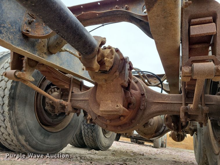 image for item OH9322 1991 International  9400 truck cab and chassis