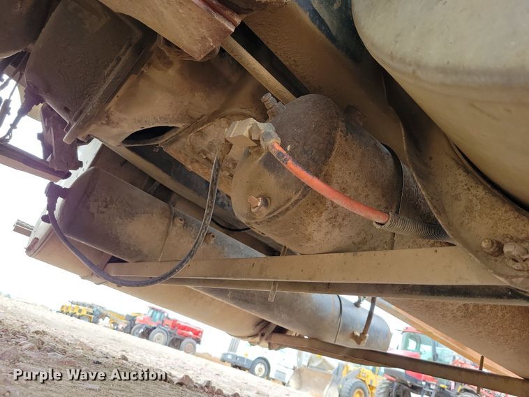 image for item OH9322 1991 International  9400 truck cab and chassis