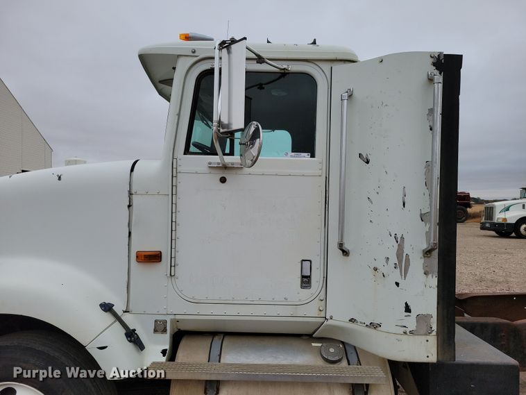 image for item OH9322 1991 International  9400 truck cab and chassis
