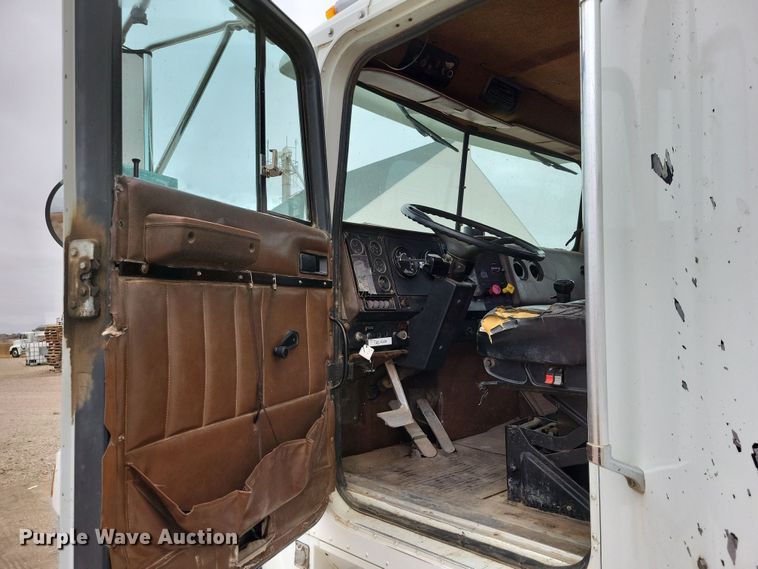 image for item OH9322 1991 International  9400 truck cab and chassis