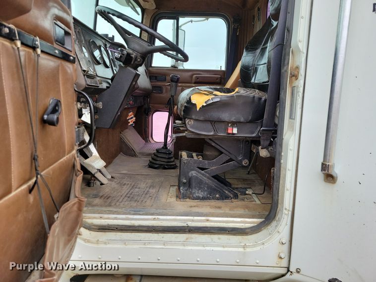 image for item OH9322 1991 International  9400 truck cab and chassis