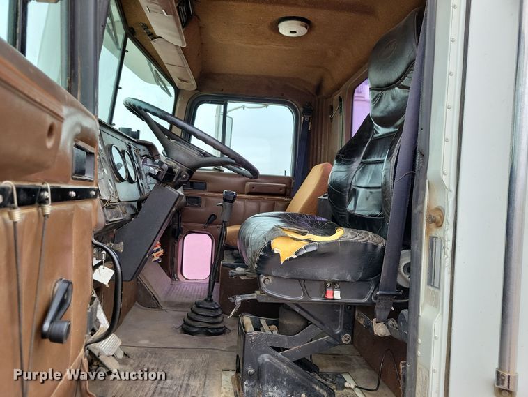 image for item OH9322 1991 International  9400 truck cab and chassis