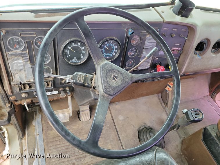 image for item OH9322 1991 International  9400 truck cab and chassis