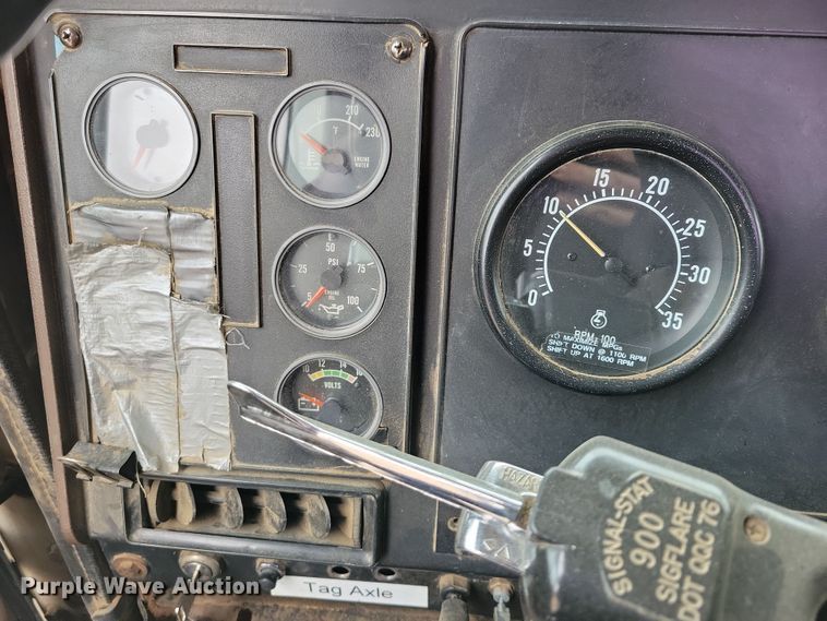 image for item OH9322 1991 International  9400 truck cab and chassis