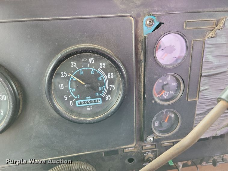 image for item OH9322 1991 International  9400 truck cab and chassis