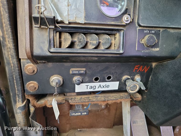 image for item OH9322 1991 International  9400 truck cab and chassis