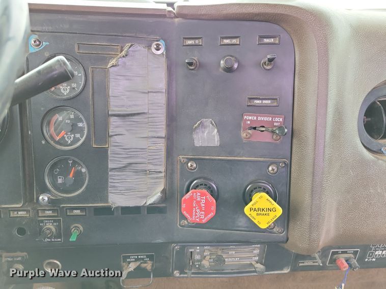 image for item OH9322 1991 International  9400 truck cab and chassis