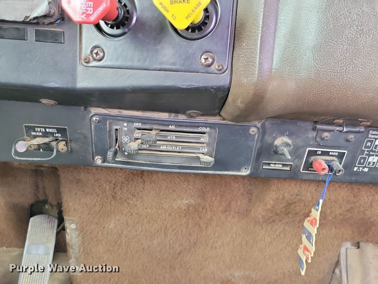 image for item OH9322 1991 International  9400 truck cab and chassis