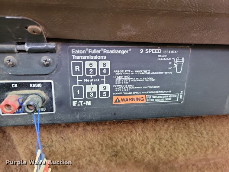 image for item OH9322 1991 International  9400 truck cab and chassis