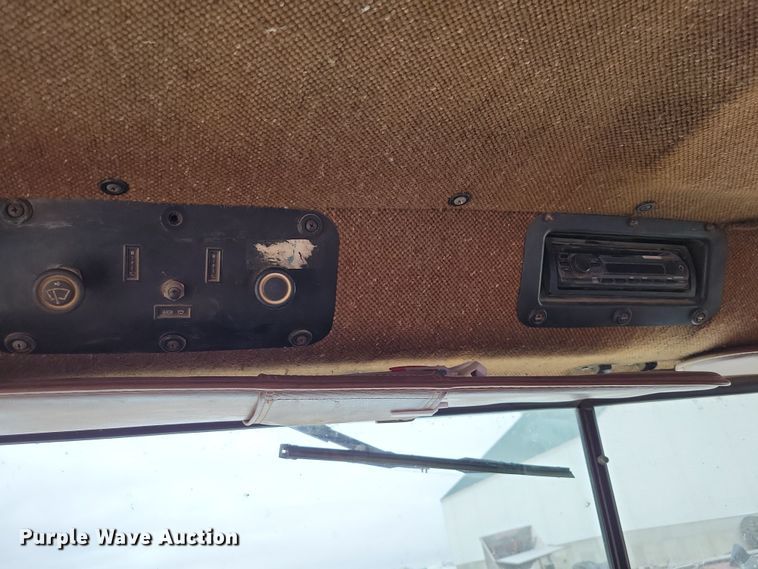 image for item OH9322 1991 International  9400 truck cab and chassis