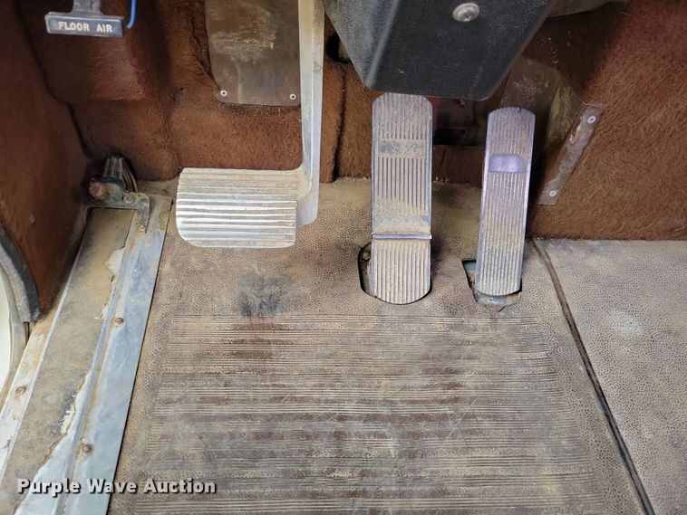 image for item OH9322 1991 International  9400 truck cab and chassis