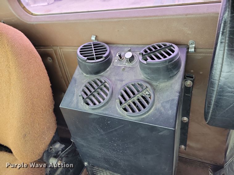 image for item OH9322 1991 International  9400 truck cab and chassis