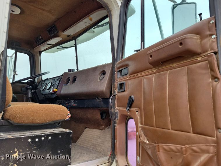 image for item OH9322 1991 International  9400 truck cab and chassis