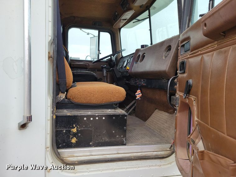 image for item OH9322 1991 International  9400 truck cab and chassis