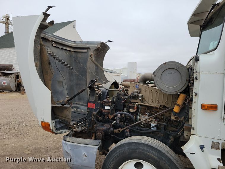 image for item OH9322 1991 International  9400 truck cab and chassis