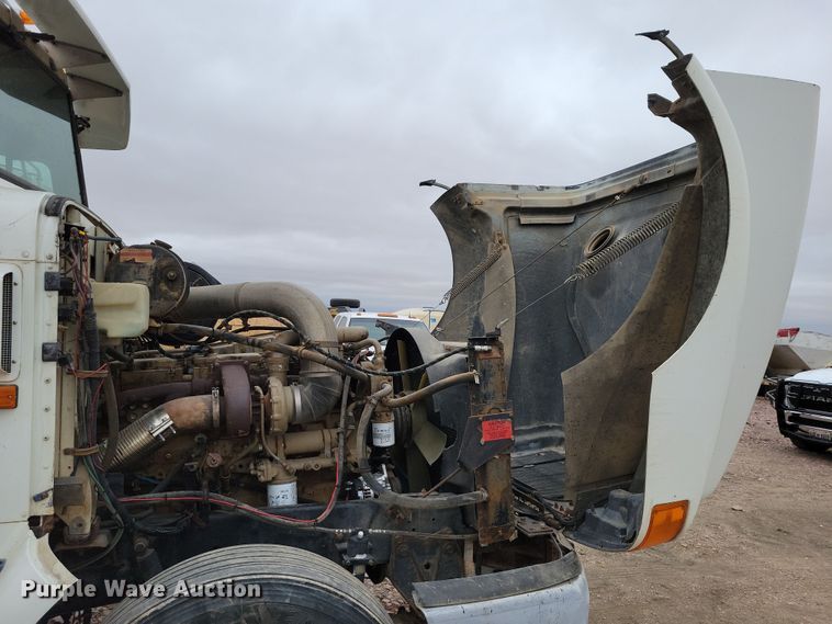 image for item OH9322 1991 International  9400 truck cab and chassis