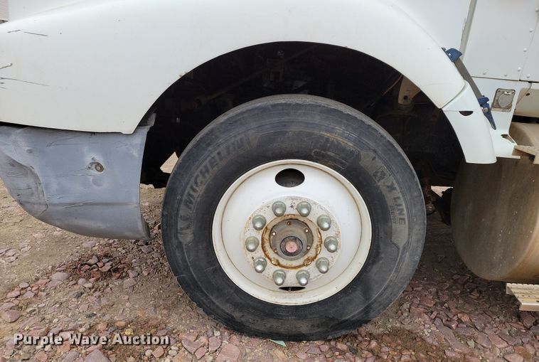 image for item OH9322 1991 International  9400 truck cab and chassis