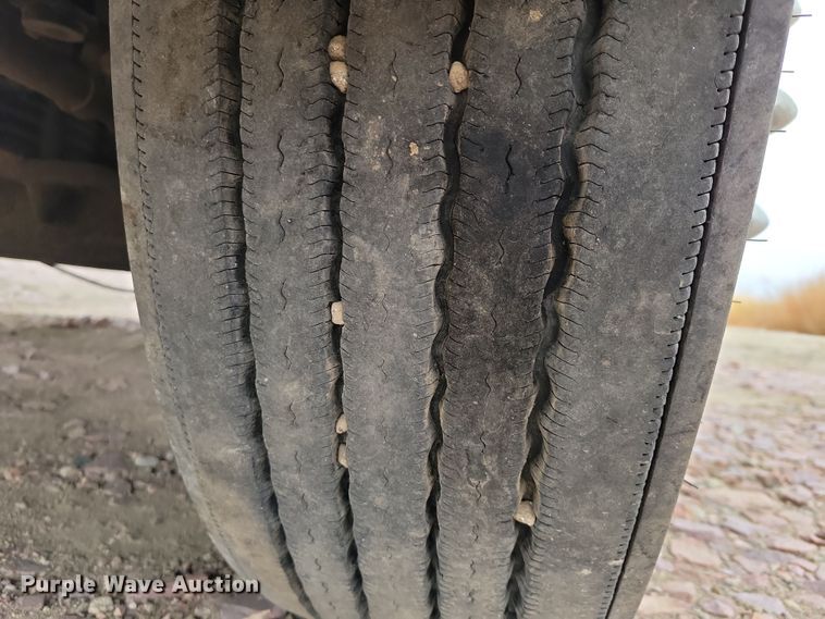 image for item OH9322 1991 International  9400 truck cab and chassis