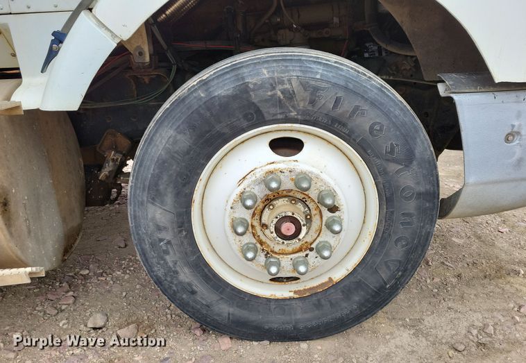 image for item OH9322 1991 International  9400 truck cab and chassis