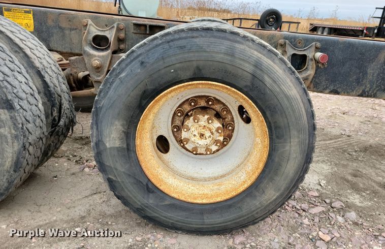 image for item OH9322 1991 International  9400 truck cab and chassis