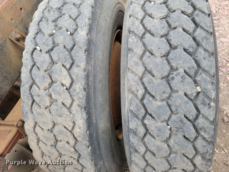 image for item OH9322 1991 International  9400 truck cab and chassis