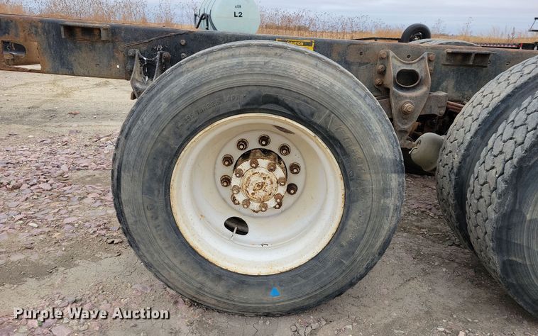 image for item OH9322 1991 International  9400 truck cab and chassis