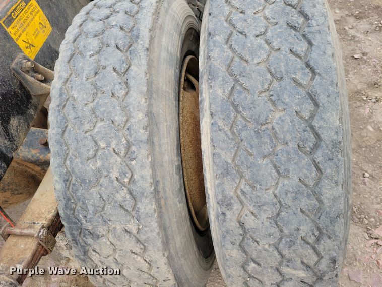 image for item OH9322 1991 International  9400 truck cab and chassis