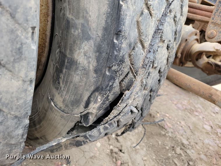 image for item OH9322 1991 International  9400 truck cab and chassis