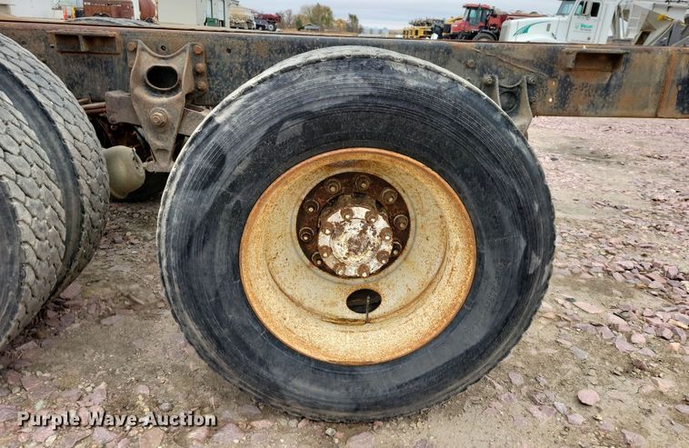 image for item OH9322 1991 International  9400 truck cab and chassis