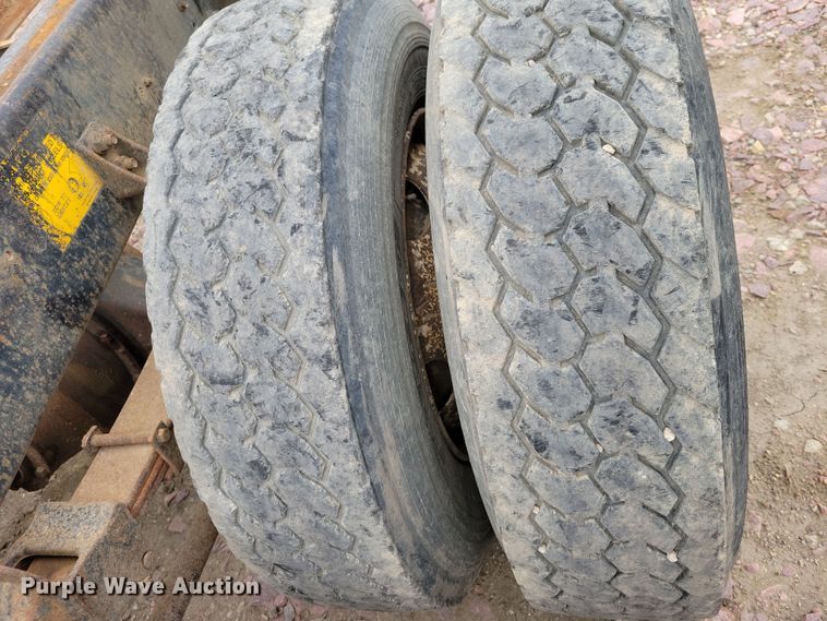 image for item OH9322 1991 International  9400 truck cab and chassis