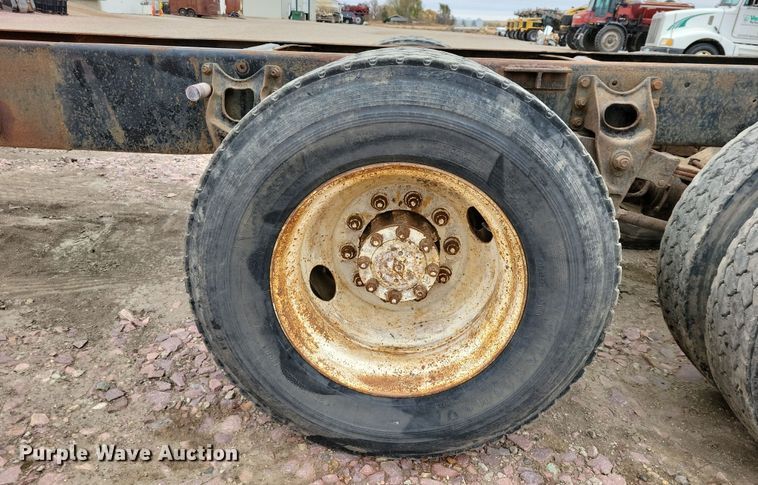 image for item OH9322 1991 International  9400 truck cab and chassis