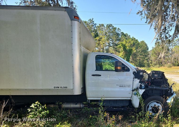 image for item OJ9895 2019 Chevrolet  Silverado 5500 box truck
