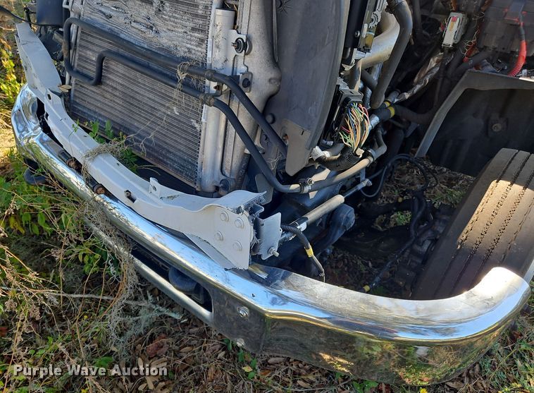 image for item OJ9895 2019 Chevrolet  Silverado 5500 box truck