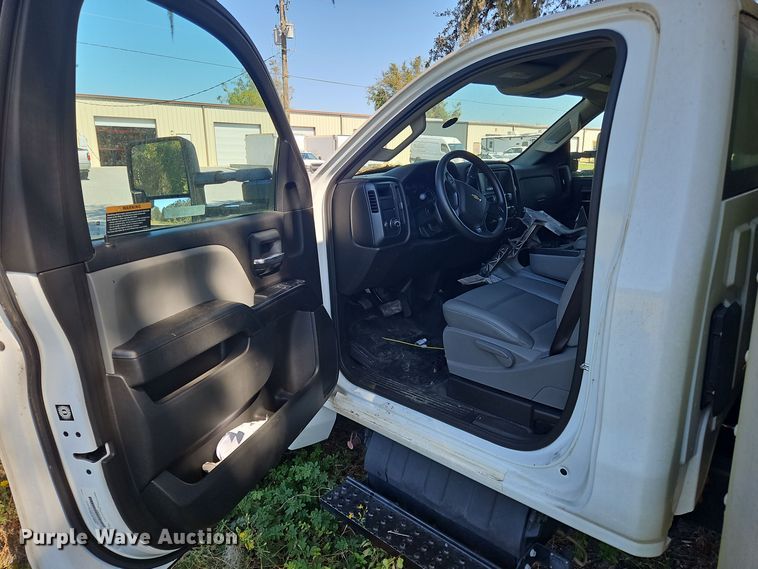 image for item OJ9895 2019 Chevrolet  Silverado 5500 box truck