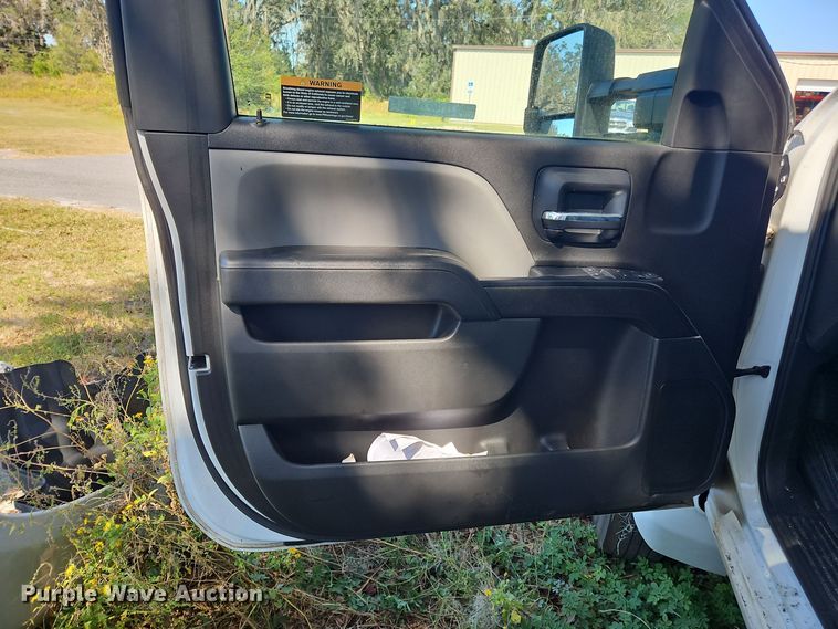 image for item OJ9895 2019 Chevrolet  Silverado 5500 box truck