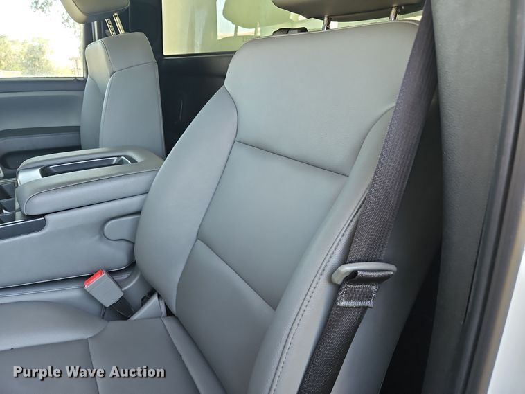 image for item OJ9895 2019 Chevrolet  Silverado 5500 box truck