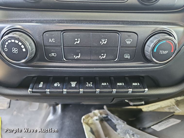 image for item OJ9895 2019 Chevrolet  Silverado 5500 box truck