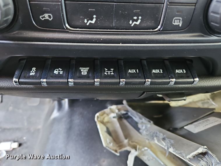 image for item OJ9895 2019 Chevrolet  Silverado 5500 box truck