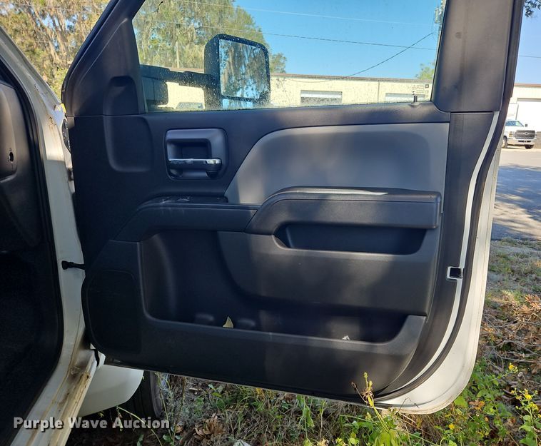 image for item OJ9895 2019 Chevrolet  Silverado 5500 box truck