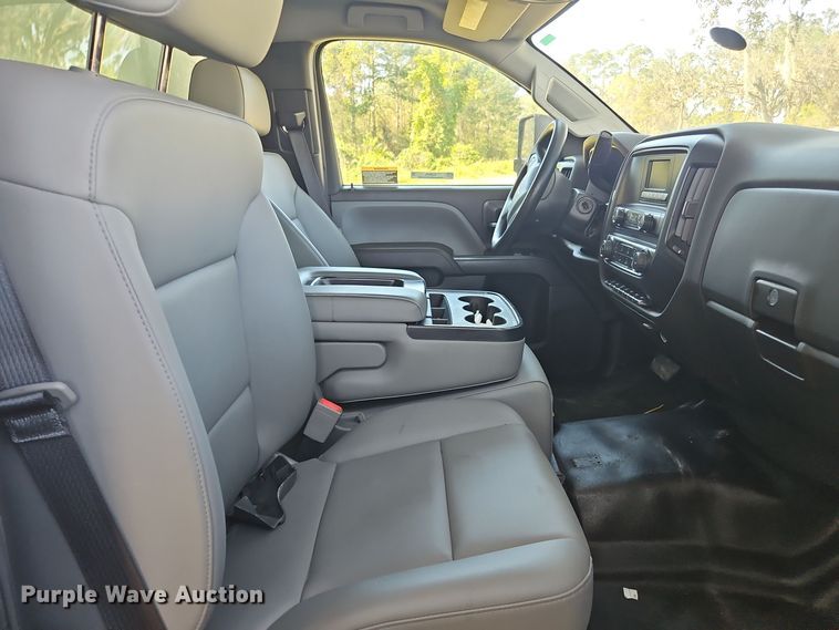 image for item OJ9895 2019 Chevrolet  Silverado 5500 box truck