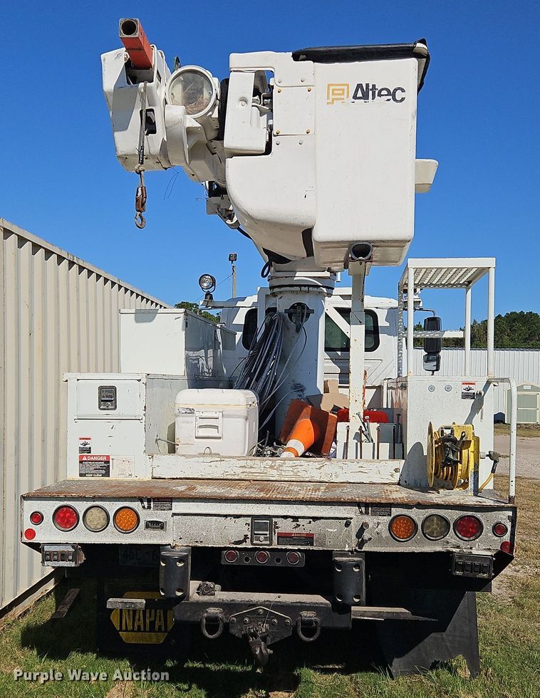 image for item OJ9896 2012 International  7500 bucket truck