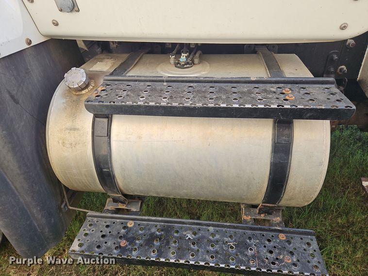 image for item OJ9896 2012 International  7500 bucket truck