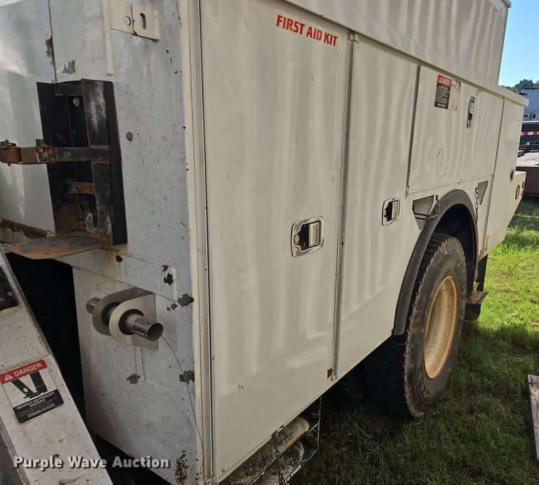 image for item OJ9896 2012 International  7500 bucket truck