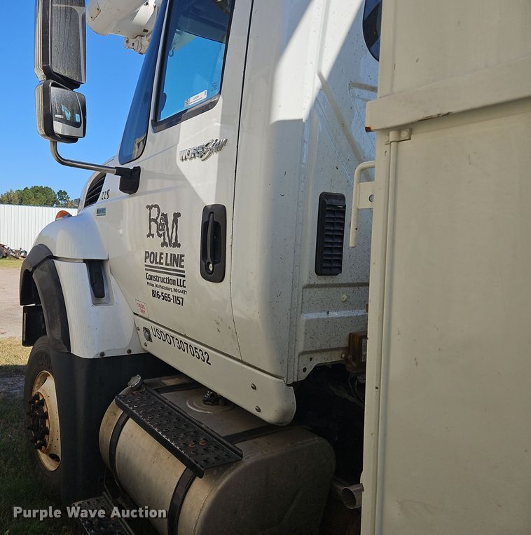 image for item OJ9896 2012 International  7500 bucket truck