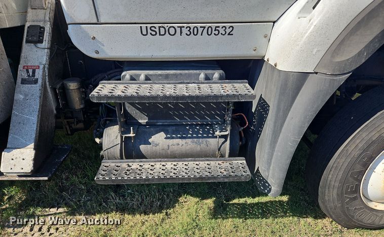 image for item OJ9896 2012 International  7500 bucket truck