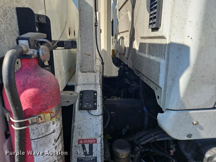 image for item OJ9896 2012 International  7500 bucket truck