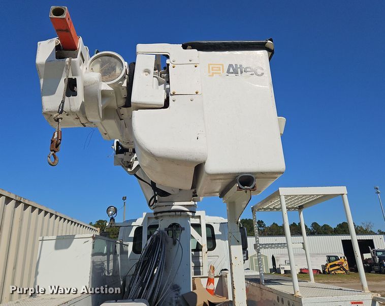 image for item OJ9896 2012 International  7500 bucket truck