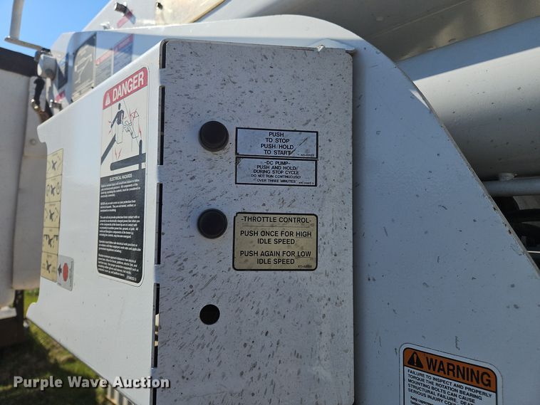 image for item OJ9896 2012 International  7500 bucket truck