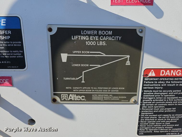 image for item OJ9896 2012 International  7500 bucket truck