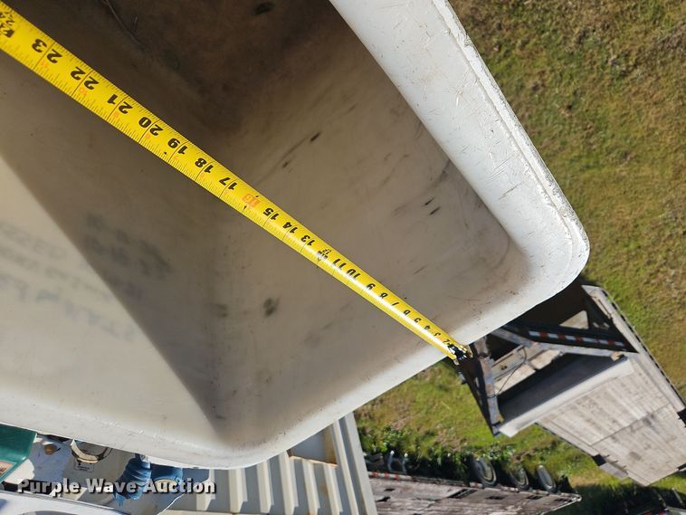 image for item OJ9896 2012 International  7500 bucket truck